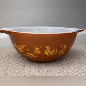 Vintage Pyrex 1.5 Qt #442 Brown Bowl with Gold Accents. Early American Patern